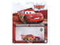 Ein Disney Pixar Cars Spielzeugauto von Lightning McQueen mit Rennautos.