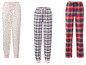 Drei Arten von Pyjama-Hosen: eine mit Punkten, eine mit Karos und eine mit rot-weißen Karos.