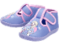Ein Paar lila Kinderhausschuhe mit Elsa von Frozen und Schneeflocken.