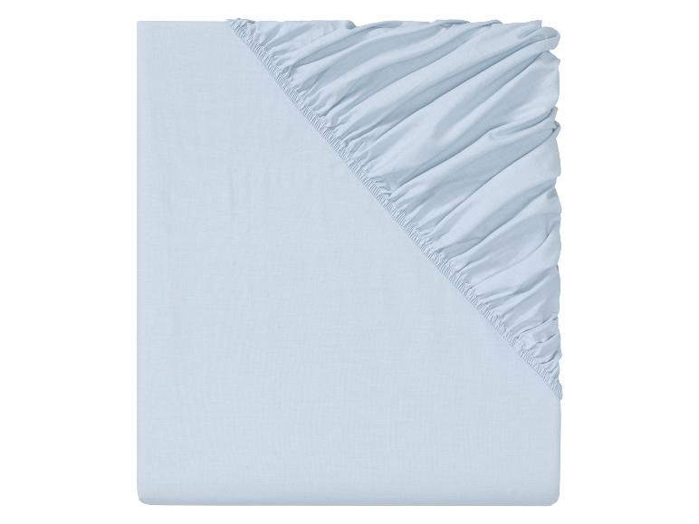 Ein hellblaues Spannbettlaken.