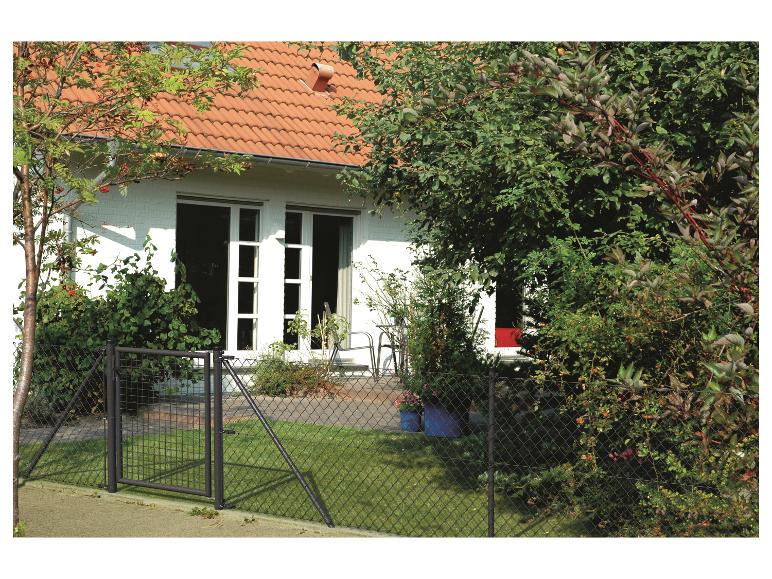 Schwarzes Metalltor und Gartenzaun.