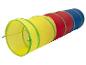 Ein gelber, roter und blauer Spieltunnel für Kinder.