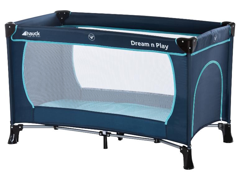 Blaues Reisebett mit Netzseiten und dem Schriftzug „Dream n Play“