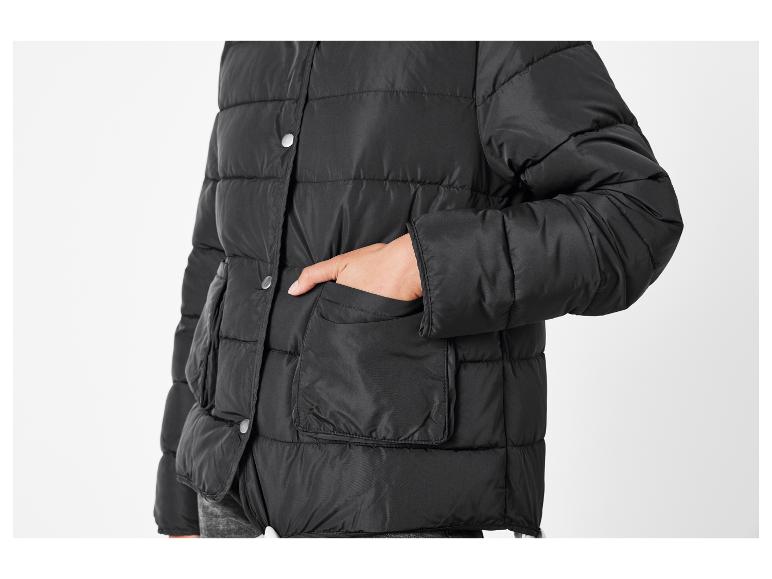 Eine schwarze Jacke mit einer auffälligen Tasche auf der Brust.