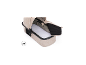 Beiger Kinderwagenaufsatz mit weißer Matratze und Reißverschluss-Symbol.