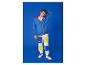 Mann in blauer Jacke, weißen Hosen mit gelben und blauen Taschen und weißen Sneakern.