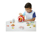 Ein Kind spielt mit Play-Doh Knete und macht Pizza in einem Ofen.