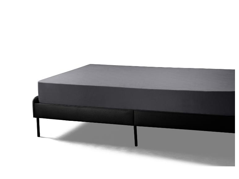 Schwarzes Bett mit dunkelgrauer Matratze auf weißem Hintergrund