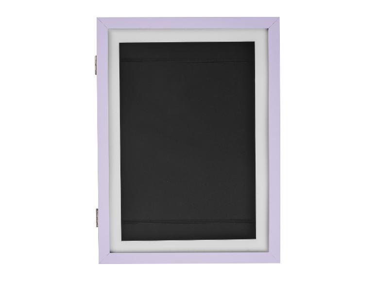 Ein lilafarbener Bilderrahmen mit einem schwarzen, gerahmten Kunstwerk.