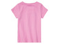 Rosa T-Shirt mit kurzen Ärmeln.