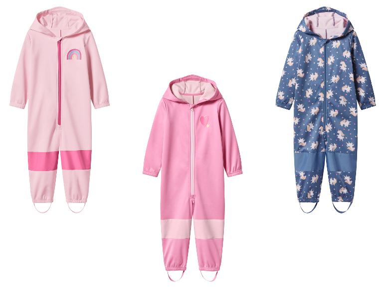 Drei Kinder-Overalls: zwei rosa mit Regenbogen und Herz, einer blau mit Einhörnern.