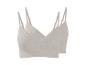 Zwei hellbeige gerippte Bralettes mit verstellbaren Trägern.