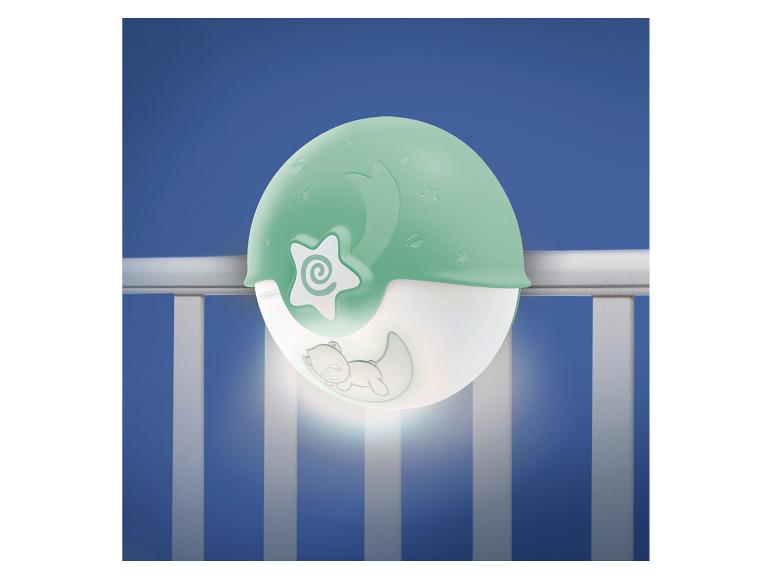Baby-Nachtlicht mit schlafendem Bärenmotiv, an einem Kinderbett befestigt