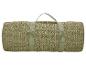 Gerollte Strandmatte aus geflochtenem Khaki-Material mit Griff.