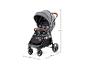Grauer Kinderwagen mit den Maßen 106 cm Höhe, 95 cm Länge und 57 cm Breite.