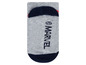 Graue Socken mit blauen und roten Details, mit dem Marvel-Logo.