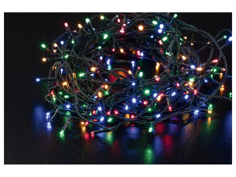 Bunte LED-Weihnachtsbeleuchtung auf dunklem Hintergrund.