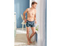 Mann in Hunkemöller Boxershorts mit tropischem Muster.