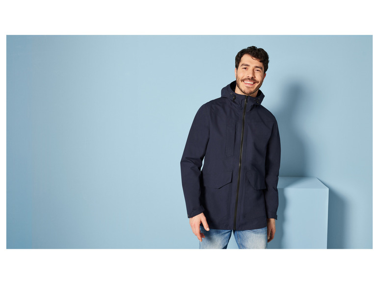 Mann trägt eine blaue Jacke mit Kapuze.