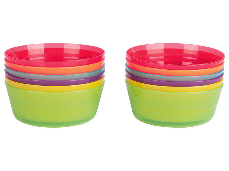 Zwei Stapel bunter Plastikschalen
