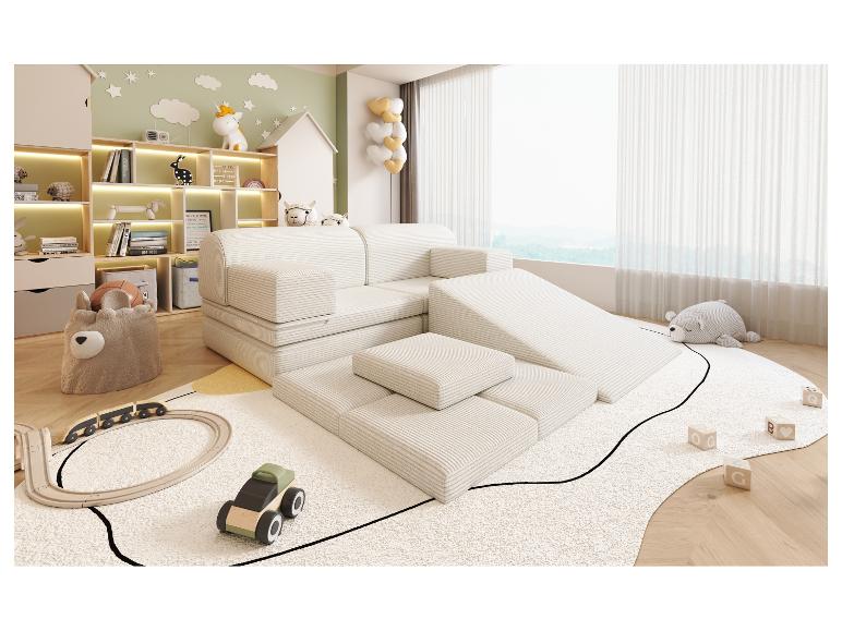 Kinderzimmer mit modularem Sofa, Holzspielzeug und Bücherregal mit Dekoration.