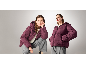 Eine Frau präsentiert eine pflaumenfarbene Damen-Daunenjacke und eine graue Hose in zwei Posen.