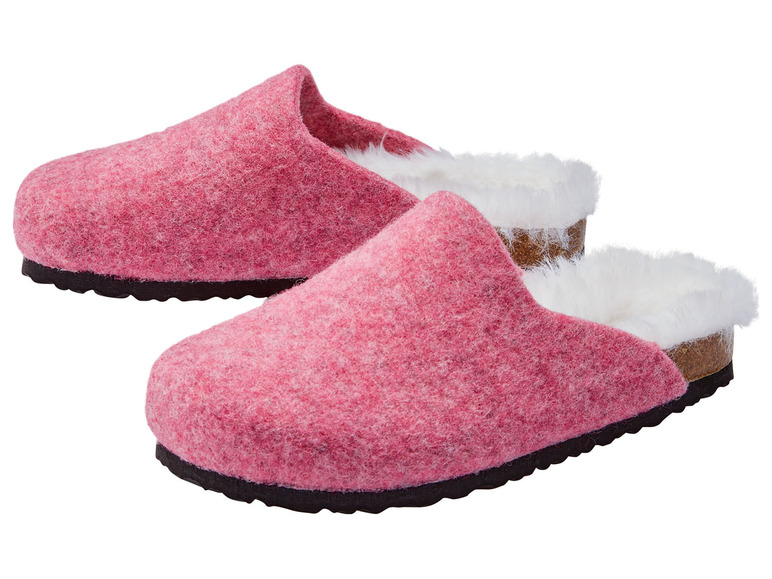 Zwei rosa Wollpantoffeln mit Fellfutter.