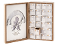 Weihnachtlicher Adventskalender mit Hirschmotiv und 24 nummerierten Schubladen.
