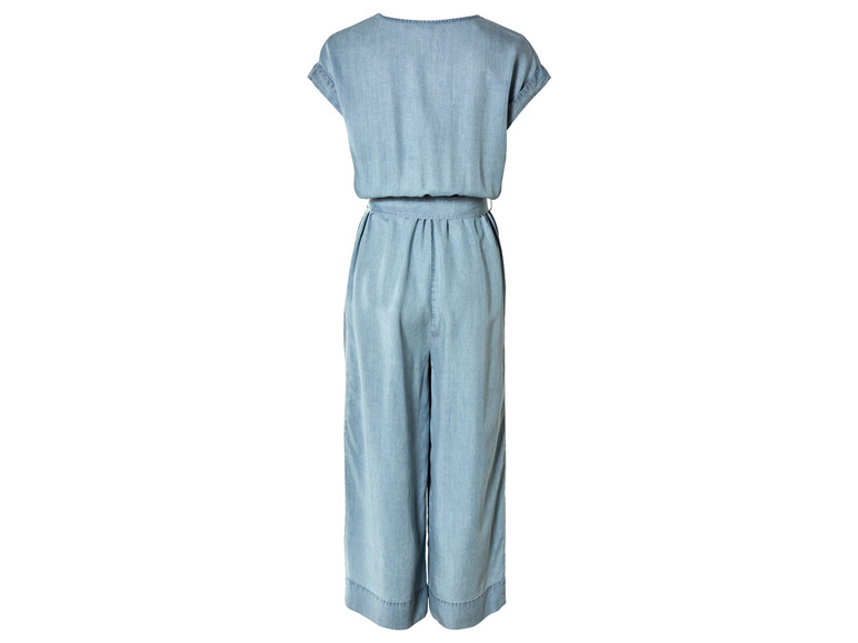 Ein blauer Denim-Jumpsuit mit kurzen Ärmeln.