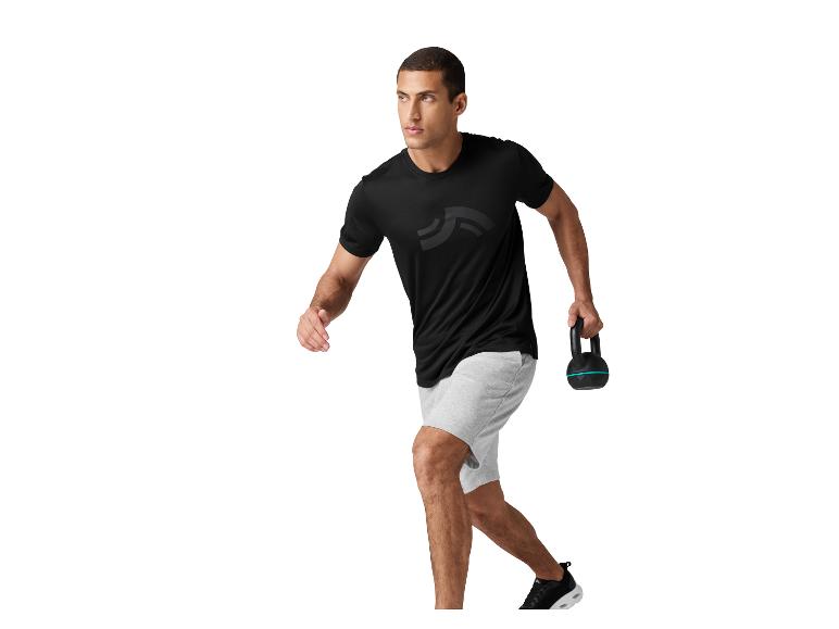 Mann trainiert mit Kettlebell und schwarzem T-Shirt.