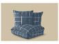 Blaues kariertes Bettwäscheset mit zwei Kissen und einer gefalteten Decke.