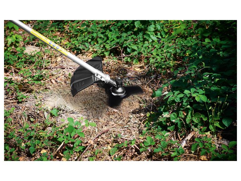 Akku-Rasentrimmer entfernt Unkraut und Gestrüpp im Garten.