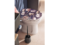 Toilette mit floralem Sitz und Toilettenbürste in einem modernen Badezimmer.