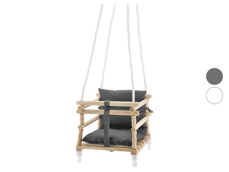 Holz-Babyschaukel mit grauen Kissen und weißen Seilen.
