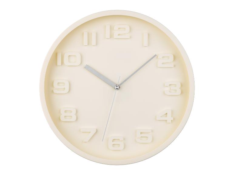 Beige Wanduhr, minimalistisches Design, erhabene Ziffern.
