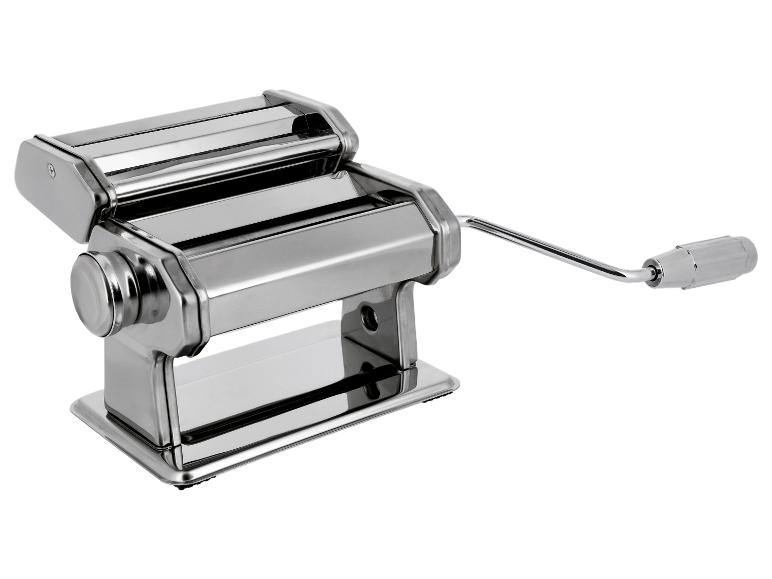 Manuelle Nudelmaschine aus Edelstahl mit Handkurbel auf weißem Hintergrund.