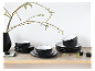 Stapelbare schwarze Schalen und Teller, minimalistischer Stil.