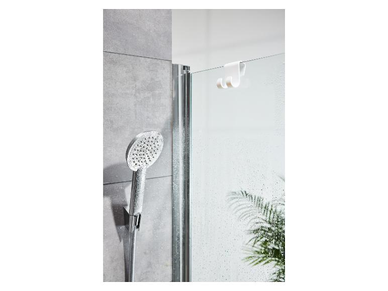 Ein Duschkopf und eine Duschtür mit einem Haken.