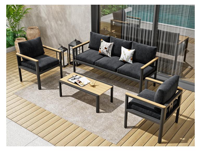 Outdoor-Lounge-Set mit Sofa, zwei Sesseln und Couchtisch auf einer Holzterrasse.