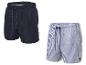 Dunkelblaue Badeshorts und weiß-blau gestreifte Badeshorts.