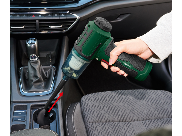 Handstaubsauger für Autos reinigt den Getränkehalter.