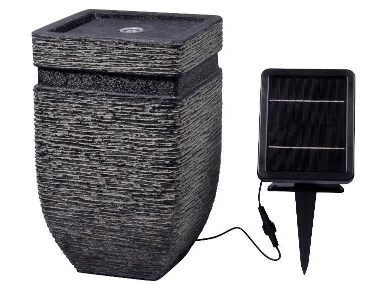 Solarbetriebenes Wasserspiel mit strukturierter dunkelgrauer Oberfläche und externem Solarpanel