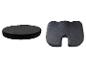 Schwarzes rundes Sitzkissen und graues ergonomisches Steißbeinkissen.