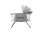 Graues Babybett mit verstellbarem Verdeck und Netzseiten.