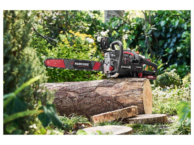 Parkside Performance Kettensäge auf einem gefällten Baumstamm im Garten.