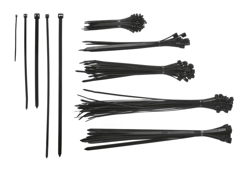 Schwarze Kabelbinder in verschiedenen Größen und Bündeln.