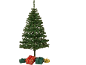 Künstlicher Weihnachtsbaum mit grünen Zweigen und mehreren verpackten Geschenken an seinem Fuß.
