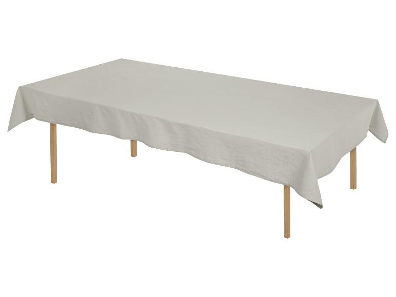 Beige rechteckige Tischdecke auf Holztisch.
