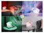 Farbwechselndes Muschel-Nachtlicht mit Perle in verschiedenen Raumumgebungen.
