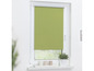 Grünes Rollrollo an einem Fenster.